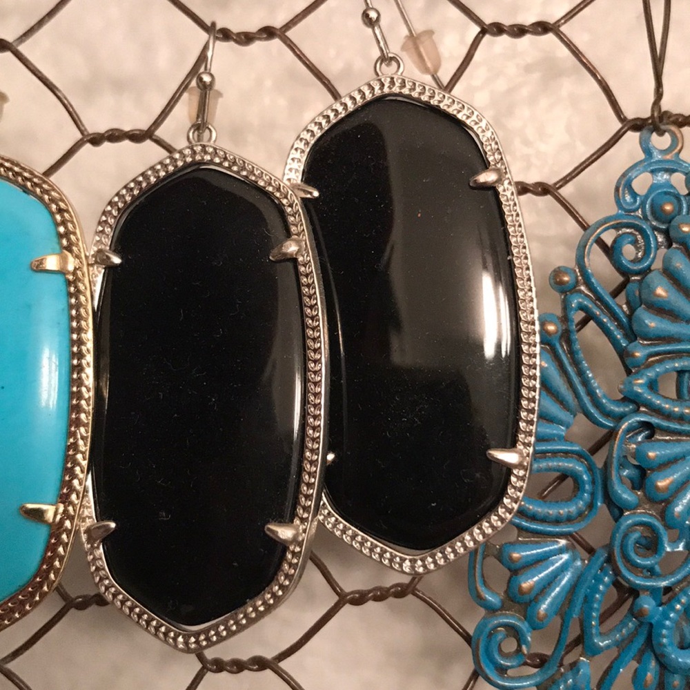 Black Kendra Scott earrings!